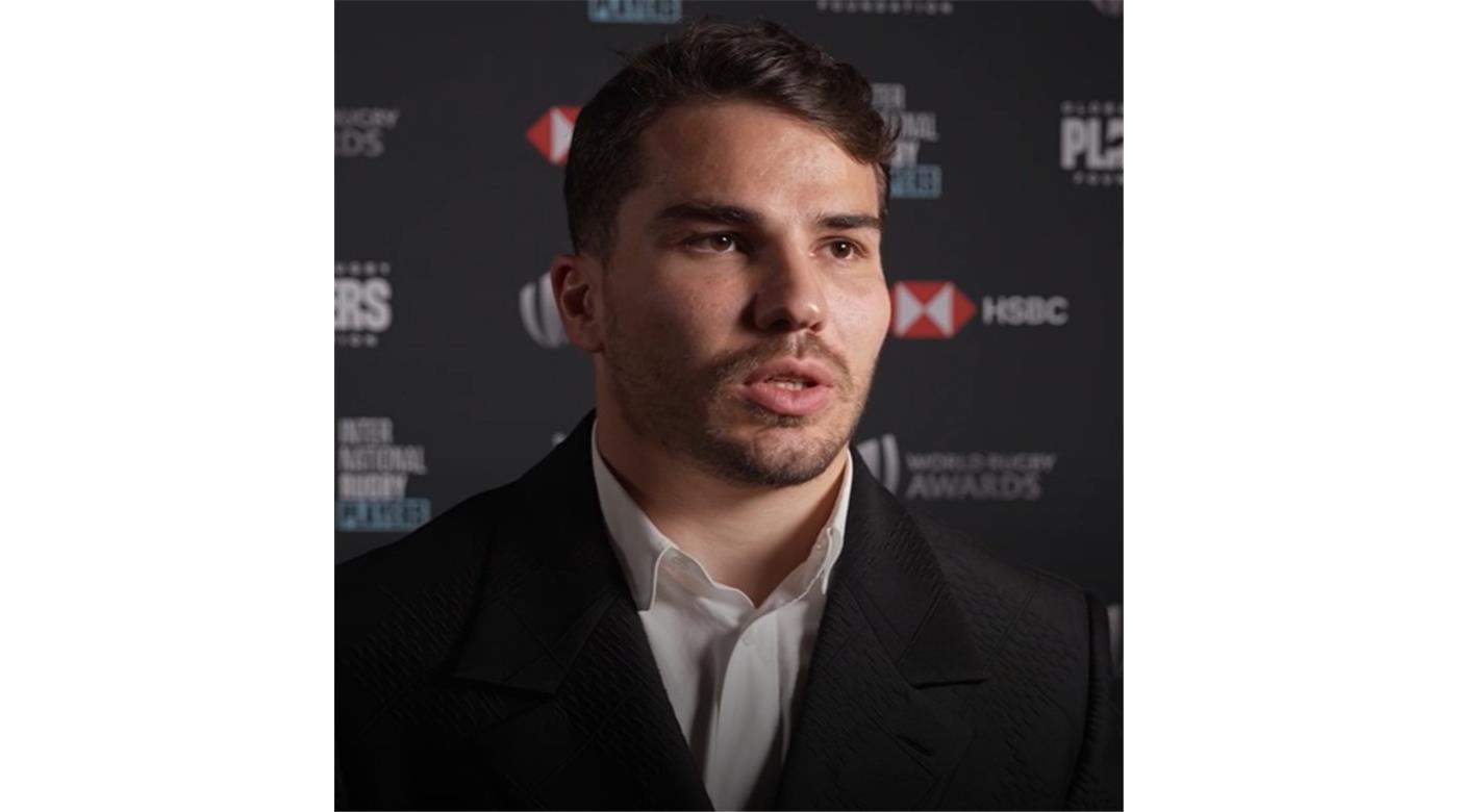 ANTOINE DUPONT ES ÚNICO, RECIBIÓ DOS PREMIOS COMO MEJOR JUGADOR EN LOS RUGBY AWARDS 