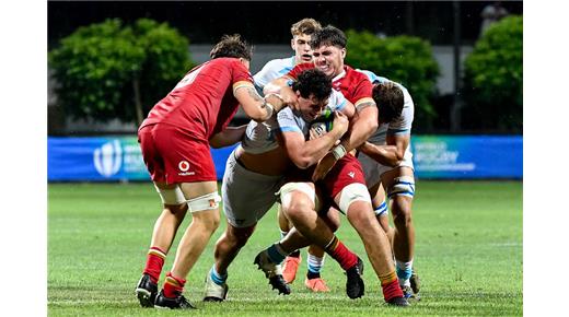 
Superando innumerables situaciones adversas, tarjetas amarillas y un marcador desfavorable en todo el partido, Los Pumitas le ganaron a Gales sobre el final, 34 a 27, comenzando el Mundial de la mejor manera. En la segunda fecha enfrentarán a España, que perdió en el debut contra Francia. 
