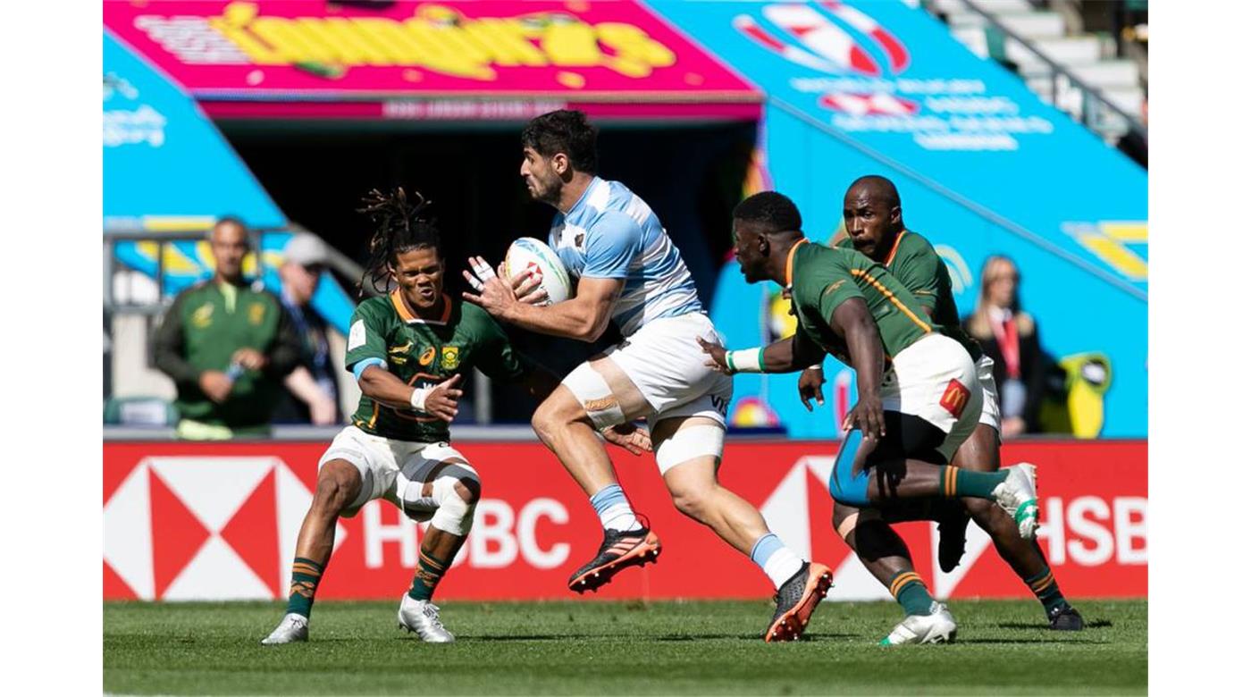 LOS PUMAS 7S LE GANARON A SUDÁFRICA Y JUGARÁN ANTE FRANCIA POR EL QUINTO PUESTO 