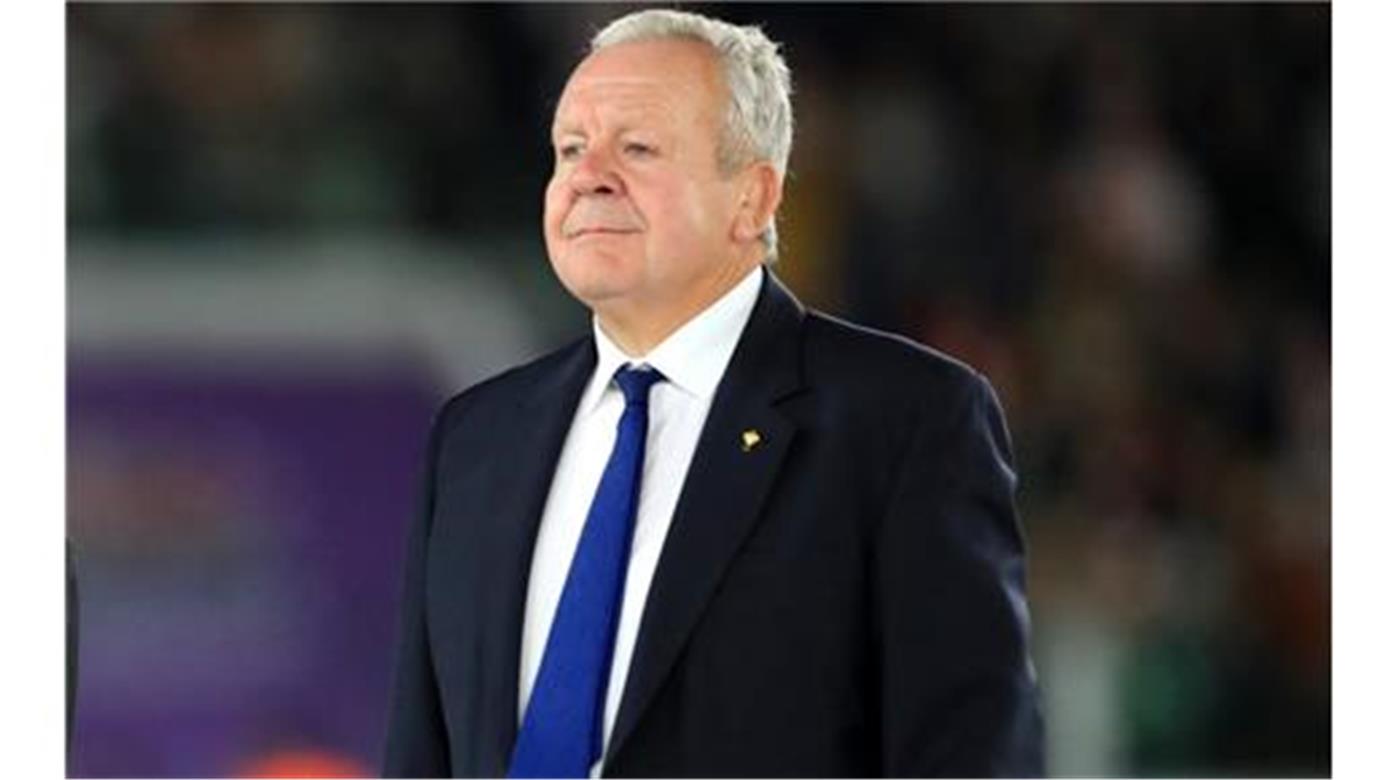 BILL BEAUMONT SALUDÓ A JOY NEVILLE EN SU RETIRO DEL REFERATO