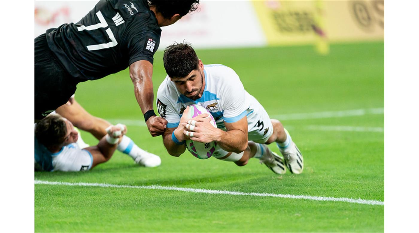 LOS PUMAS SEVEN CONSIGUIERON UNA GOLEADA CON RECORD FRENTE A NUEVA ZELANDA PARA MAÑANA DEFINIR EL GRUPO ANTE A CANADÁ