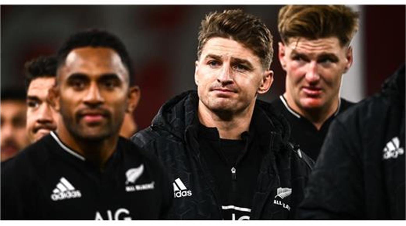 SCOTT ROBERTSON PATEÓ EL TABLERO Y DEJÓ A BEAUDEN BARRETT EN EL BANCO DE SUPLENTES PARA EL DUELO CON INGLATERRA 