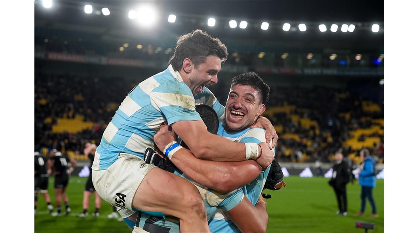 CUATRO TRIES Y 38 TANTOS ANTE LOS ALL BLACKS POR PRIMERA VEZ